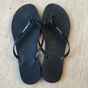 Havianas black flip flops
